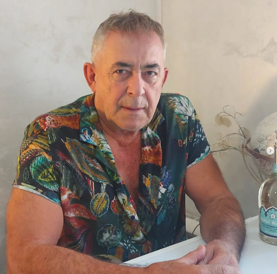 MIMU SU NAZIVALI VEČITIM NEŽENJOM, A SADA JE U LJUBAVI SA 35 GODINA MLAĐOM KOLEGINICOM  Iza sebe ima brak, a kum mu je bio poznati glumac