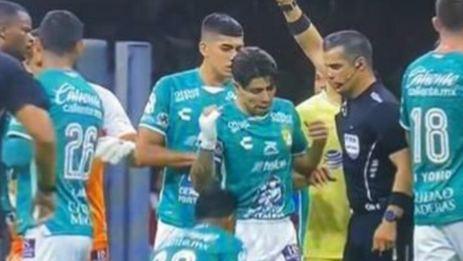 NEZAPAMĆEN INCIDENT Sudija udario fudbalera kolenom u međunožje (VIDEO)