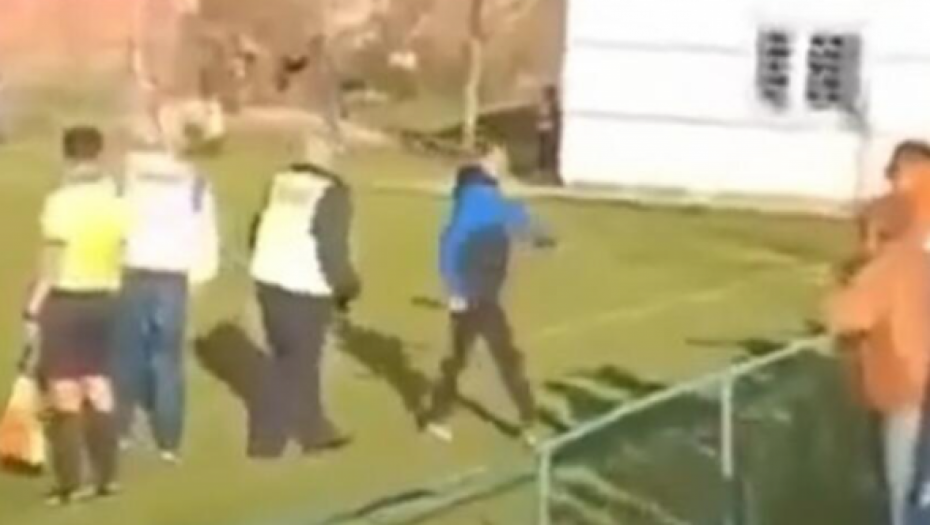 NAVIJAČ UPAO SA DUGIM NOŽEM NA TEREN Užas u Sremu, mladić uleteo između sudija i igrača (VIDEO)