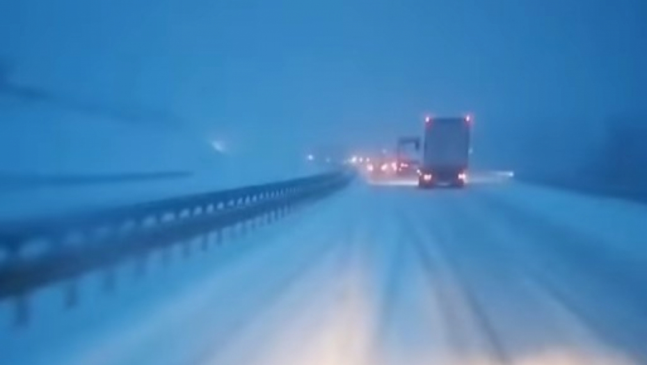 SAOBRAĆAJNA NEZGODA NA AUTO-PUTU KOD TAKOVA Na prevoju Vrnčani zbog udesa obustavljen saobraćaj