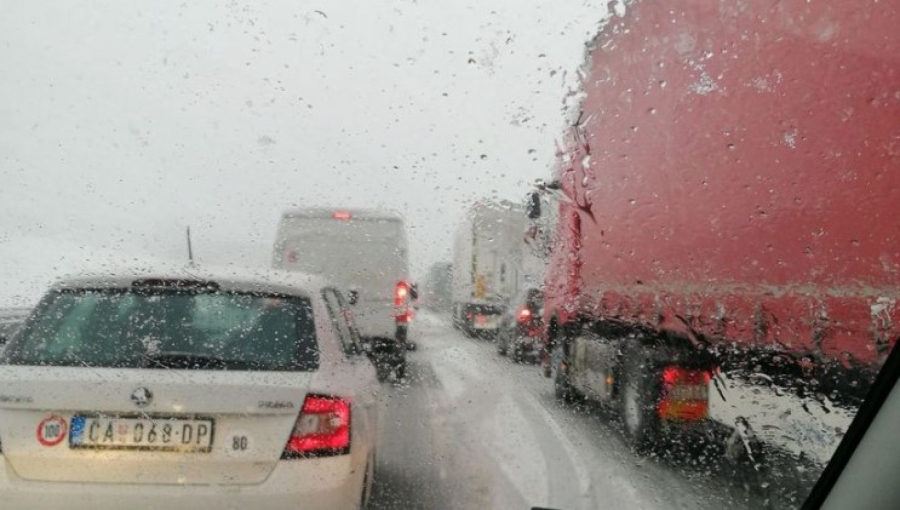 SRBIJA U KOLAPSU ZBOG SNEGA! Pada drveće, ima mnogo udesa, a evo gde su najveće gužve!