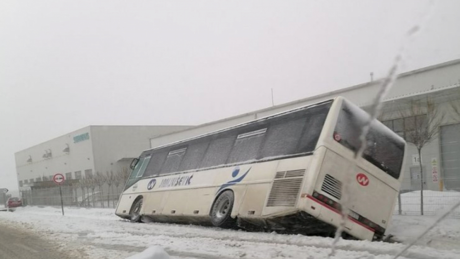 NOVI DETALJI UDESA KOD KRAGUJEVCA Evo u kakvom je stanju 18 putnika povređenih u prevrtanju autobusa kod Rače! (FOTO)