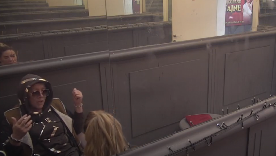 Ana i Zorica komentarišu razbijenu rernu