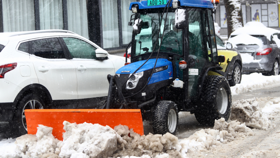 DRVO PALO NA AUTOMOBIL Nezgoda na Karaburmi: Pukom srećom izbegnuta tragedija!