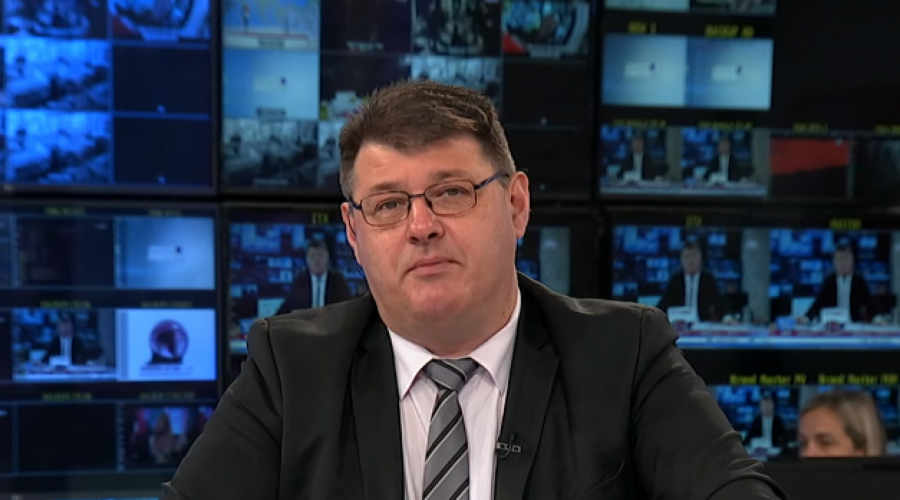 PRINCIP Kao što je i obećao, Dragan J. Vučićević juče otišao u zatvor zbog verbalnog delikta: Podrška: Vučko što pre da bude pušten iz zatvora