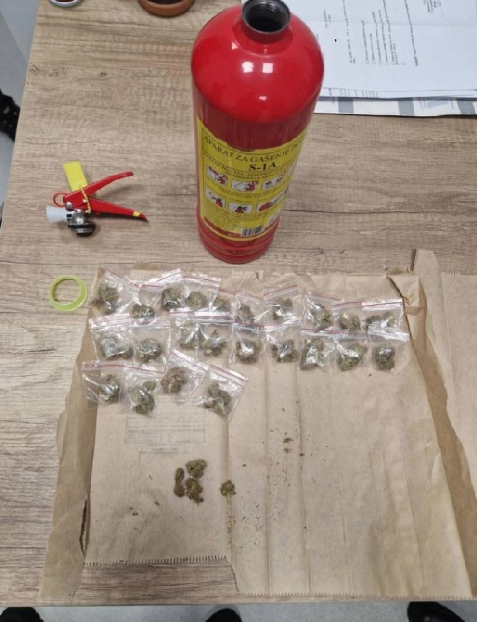 KRIO MARIHUANU NA SKRIVENOM MESTU U AUTOMOBILU ''Pao'' diler, u posebnoj pregradi držao 24 kesice s narkotikom! (FOTO)