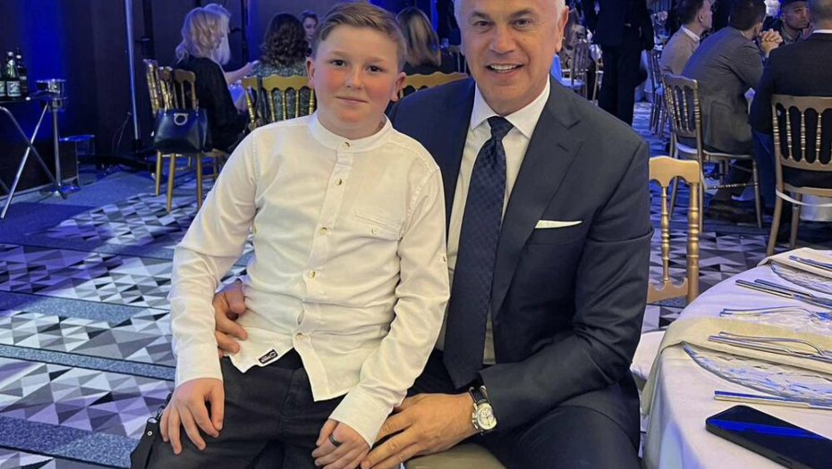 HUMANOST NA DELU CRVENO-BELIH Zvezda donirala loptu i dres za ugrožene porodice, prikupljeno 8.000 evra