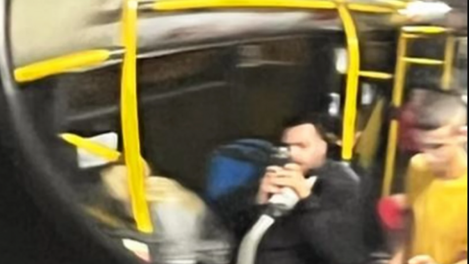 OVAKO TO IZGLEDA KAD NEMAŠ KOMPLEKSE Poznati pevač u gradskom autobusu, ljudi ne veruju da je to on! (FOTO)