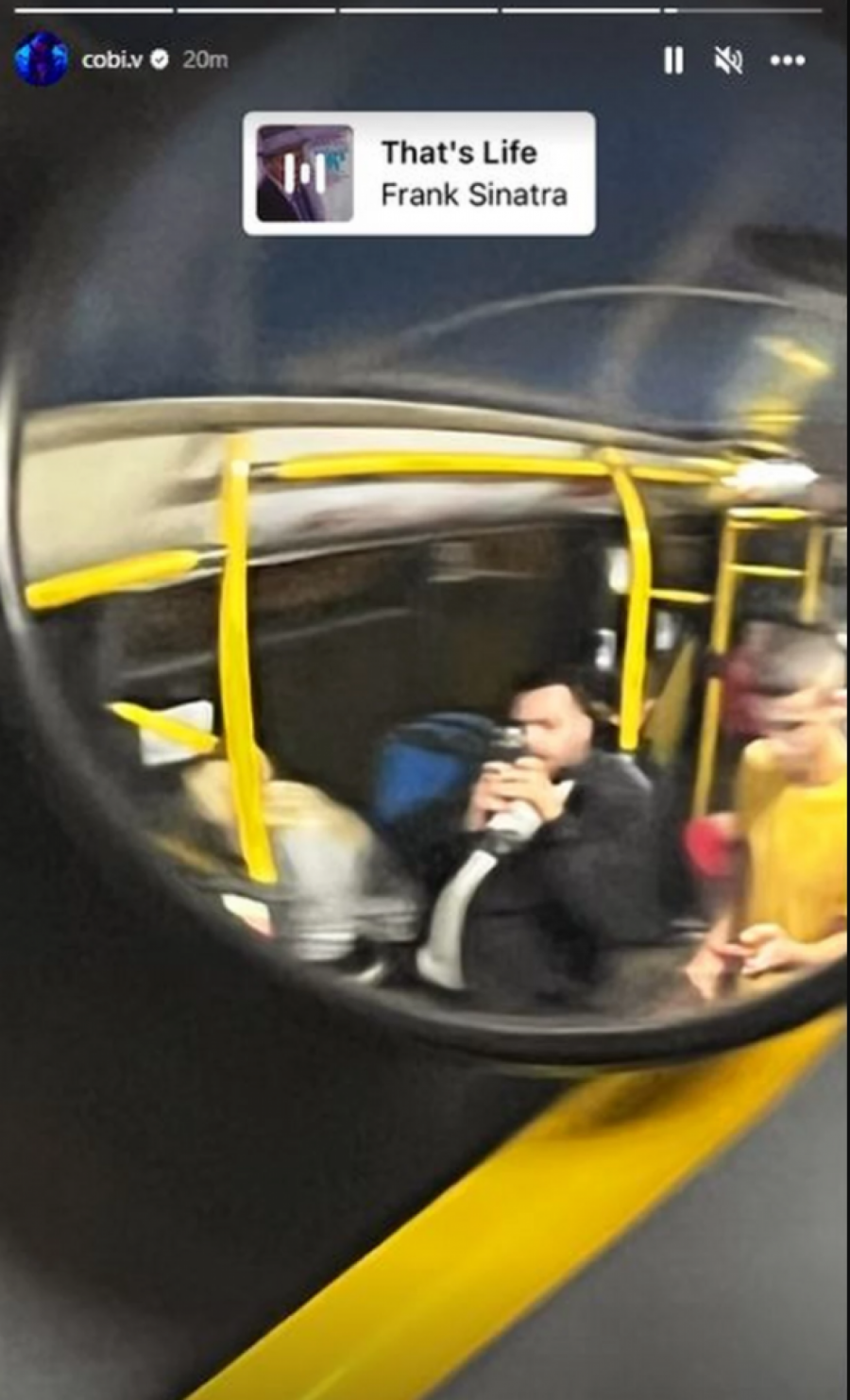 OVAKO TO IZGLEDA KAD NEMAŠ KOMPLEKSE Poznati pevač u gradskom autobusu, ljudi ne veruju da je to on! (FOTO)