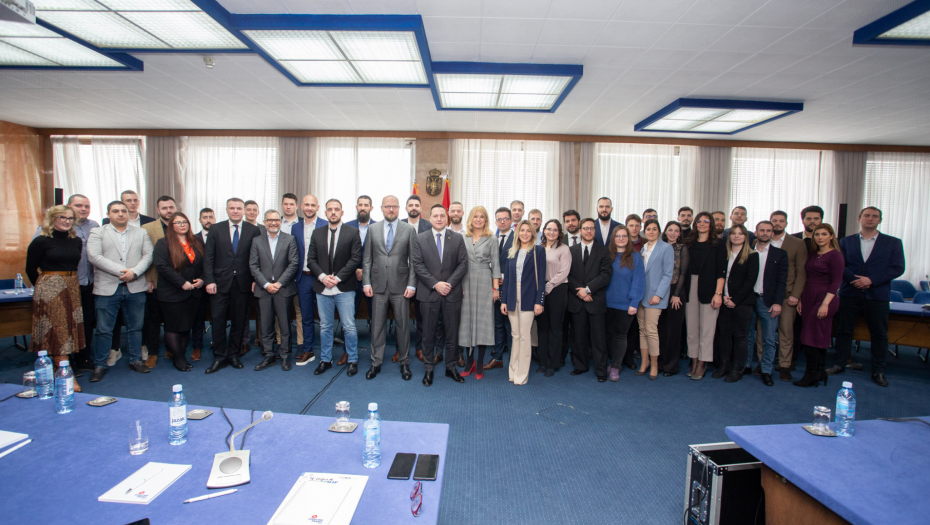 Stipendisti kompanije NIS na sastanku sa ministrom Ružićem