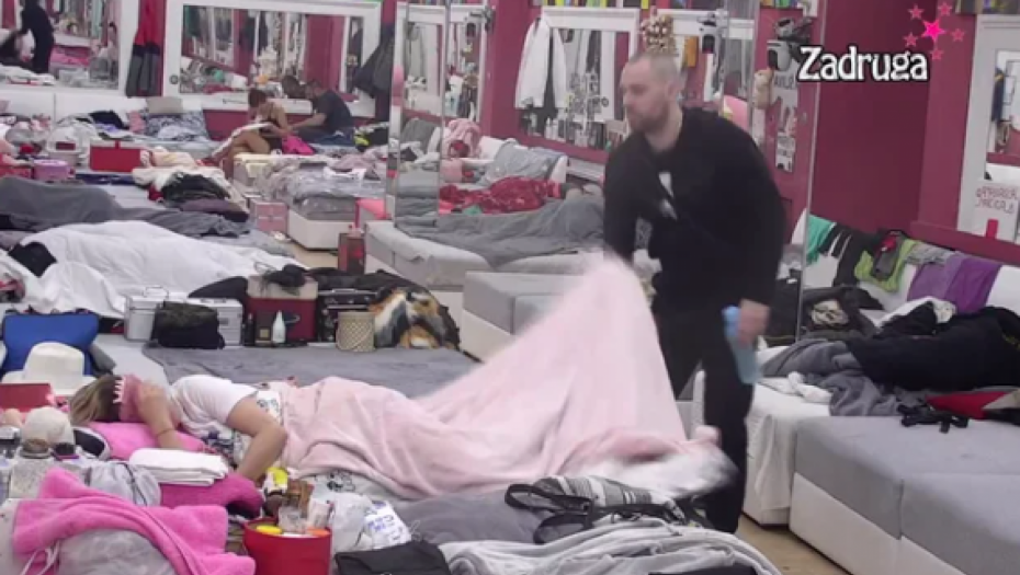 Zvezdan maltretira Anu