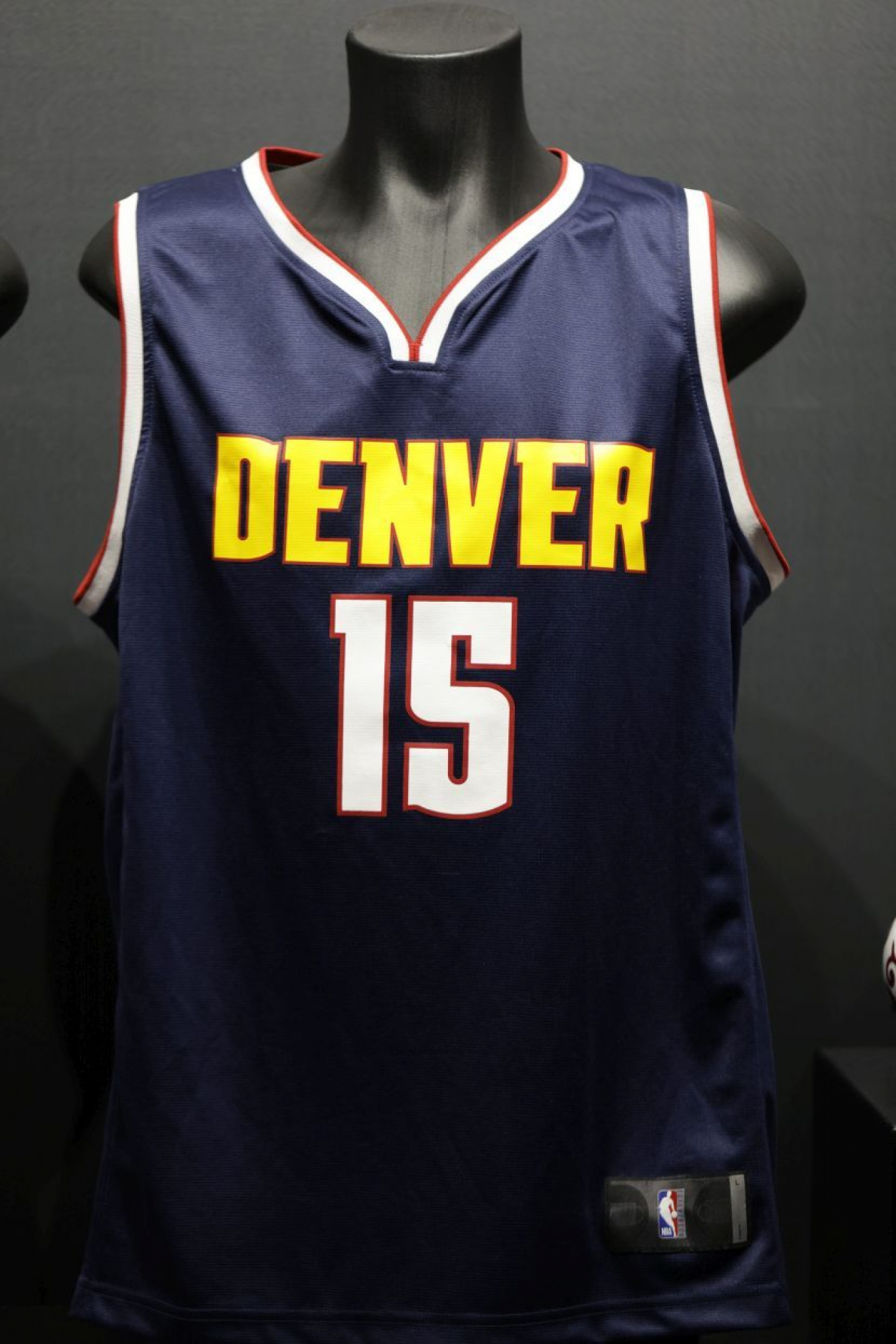 DRES NIKOLE JOKIĆA PRODAT ZA BLIZU 3 MILIONA SRPSKOM BIZNISMENU Na humanitarnoj aukciji Fondacije Humana srca prikupljen novac za nove domove porodica