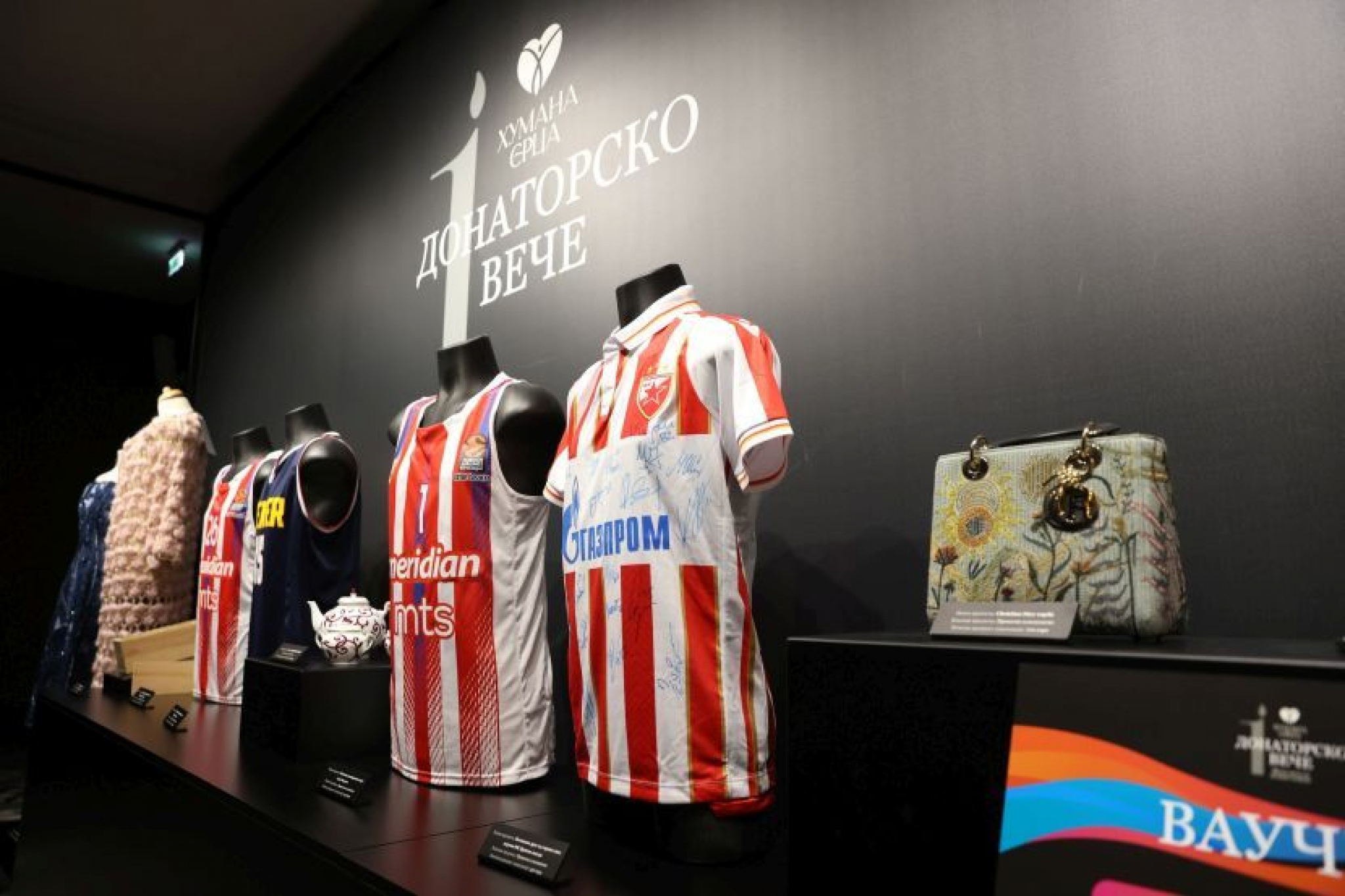 DRES NIKOLE JOKIĆA PRODAT ZA BLIZU 3 MILIONA SRPSKOM BIZNISMENU Na humanitarnoj aukciji Fondacije Humana srca prikupljen novac za nove domove porodica