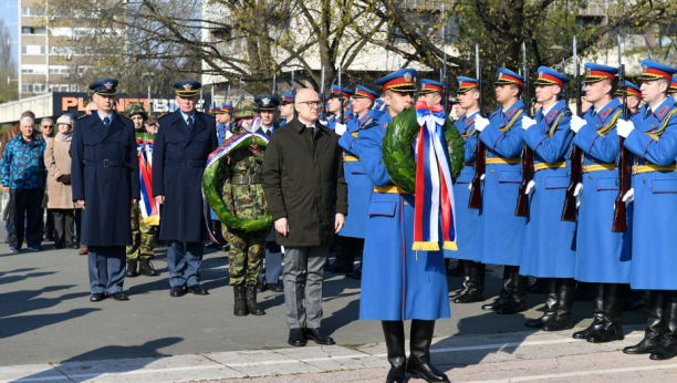 VUČEVIĆ POLOŽIO VENAC NA SPOMENIK PILOTIMA BRANIOCIMA BEOGRADA: Danas Srbija stoji uspravno, ne stideći se svoje istorije, ne stideći se onih koji su bili najhrabriji među nama