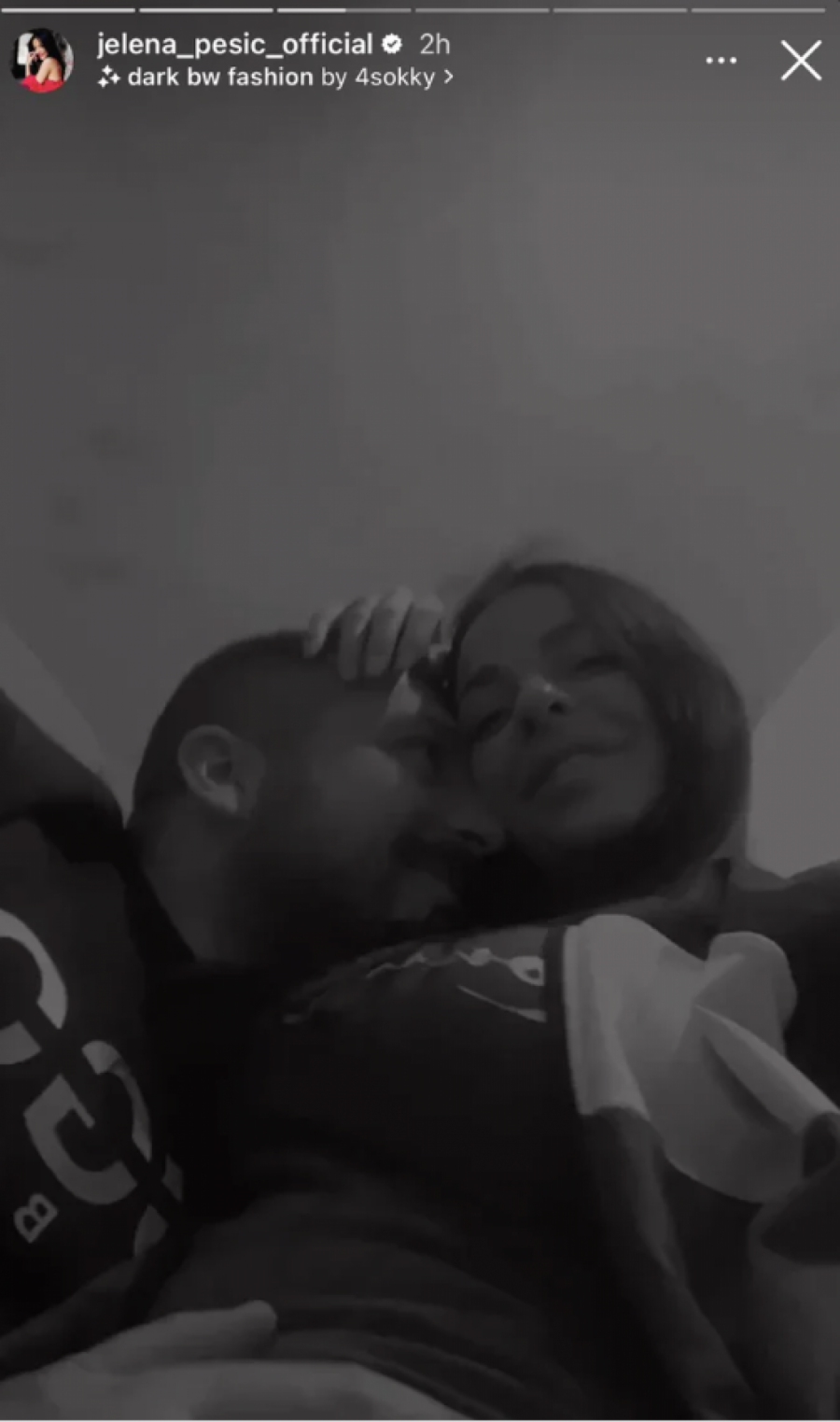 POKAZALA TRUDNIČKI STOMAK Jelena Pešić objavila fotku na svom profilu, blista u Mladenovom zagrljaju (FOTO)