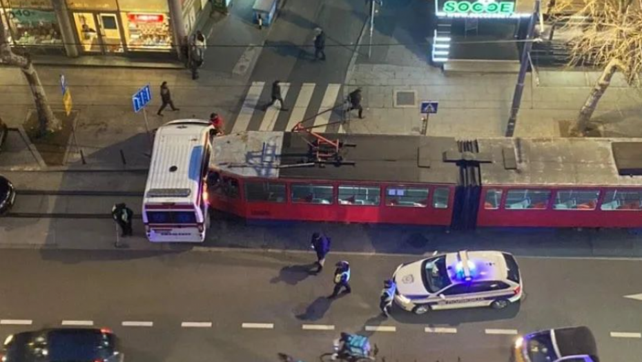 SUDARILI SE TRAMVAJ I HITNA POMOĆ KOD PALILULSKE PIJACE Vozač GSP-a prebačen u Urgentni centar