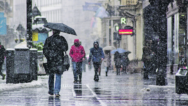 PADA LI, PADA... Zbog snega i kiše u Srbiji vozačima se savetuje oprez na putevima: Toplije tek od utorka