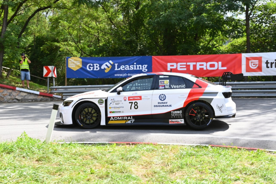 MIKICA VESNIĆ I ADMIRALBET ZAJEDNO PRED NOVIM IZAZOVOM Kompanija AdmiralBet i višestruki šampion Srbije i Istočne Evrope u automobilizmu ozvaničili ekskluzivnu saradnju