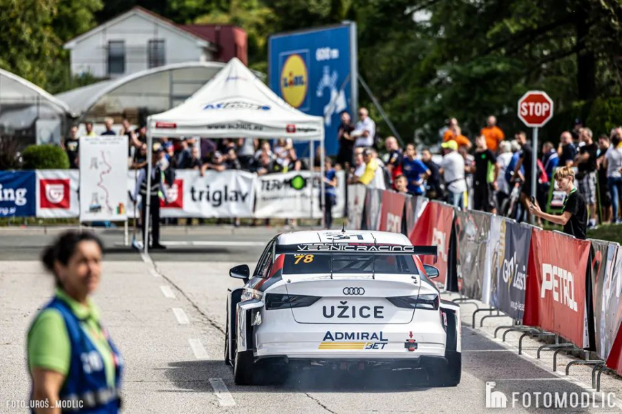 MIKICA VESNIĆ I ADMIRALBET ZAJEDNO PRED NOVIM IZAZOVOM Kompanija AdmiralBet i višestruki šampion Srbije i Istočne Evrope u automobilizmu ozvaničili ekskluzivnu saradnju