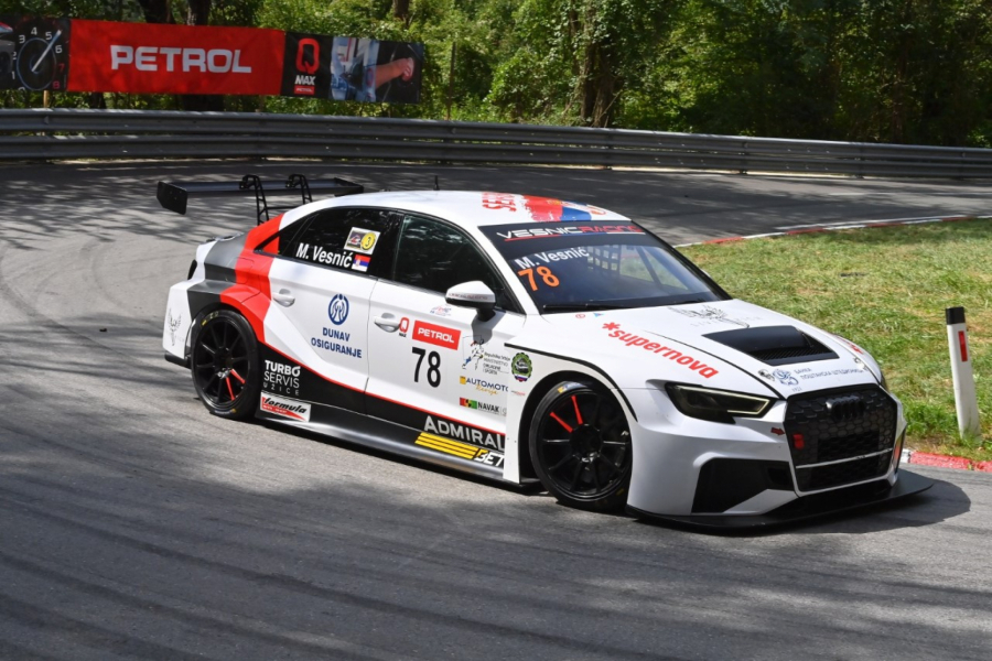 MIKICA VESNIĆ I ADMIRALBET ZAJEDNO PRED NOVIM IZAZOVOM Kompanija AdmiralBet i višestruki šampion Srbije i Istočne Evrope u automobilizmu ozvaničili ekskluzivnu saradnju