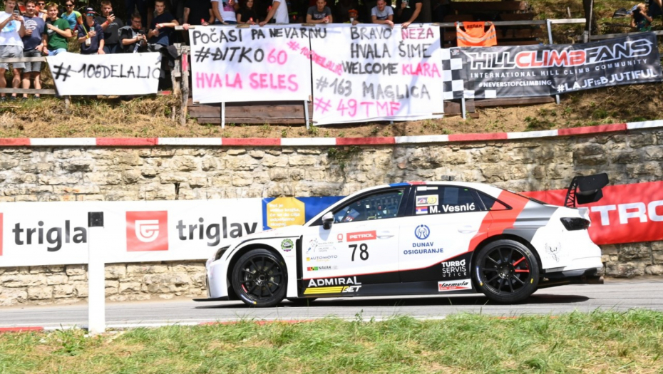 MIKICA VESNIĆ I ADMIRALBET ZAJEDNO PRED NOVIM IZAZOVOM Kompanija AdmiralBet i višestruki šampion Srbije i Istočne Evrope u automobilizmu ozvaničili ekskluzivnu saradnju