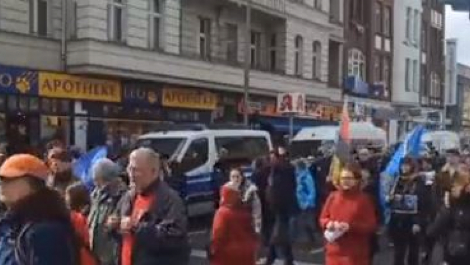 ZAPADNI MEDIJI ĆUTE! Reka ljudi u Berlinu, traže hitan prekid pomoći Ukrajini! (FOTO)