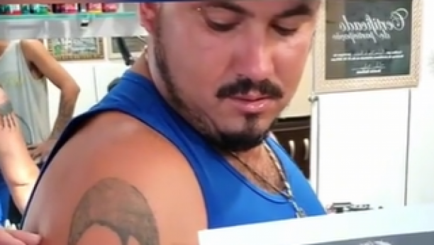 OTIŠAO JE DA ISTETOVIRA ANĐELINU DŽOLI, ALI JE TATU MAJSTOR BIO AMATER Tetovaža je ispala urnebesno, ceo svet mu se sada smeje