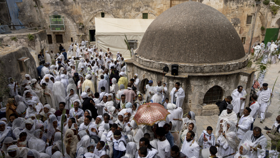 BUKTI STRAH OD SUKOBA U JERUSALIMU Palestinci zabarikadirani u Al Aksi, jevrejski hodočasnici ulaze u Hramovnu goru (FOTO)