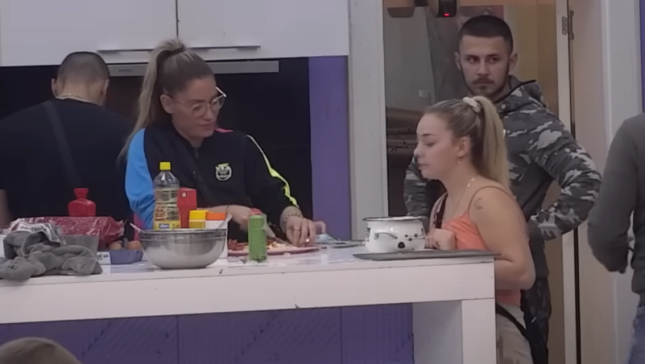 Ana Ćurčić u kuhinji priprema obrok za drage ljude