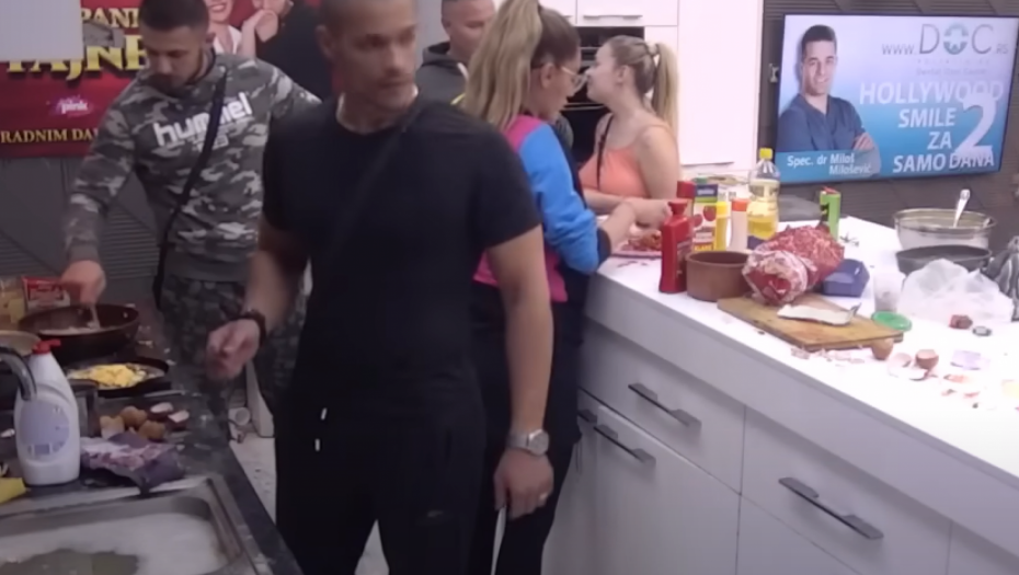 Ana Ćurčić u kuhinji priprema obrok za drage ljude