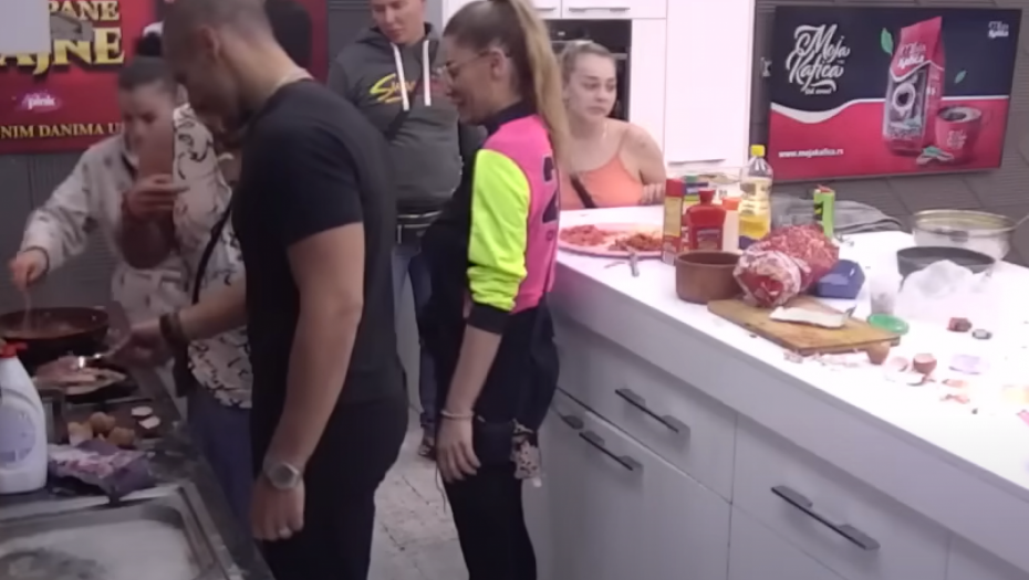 Ana Ćurčić u kuhinji priprema obrok za drage ljude