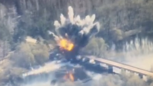 RUSI "PAMETNOM BOMBOM" REŠILI OGROMAN PROBLEM! Preciznim udarom srušen ključni most na frontu (VIDEO)