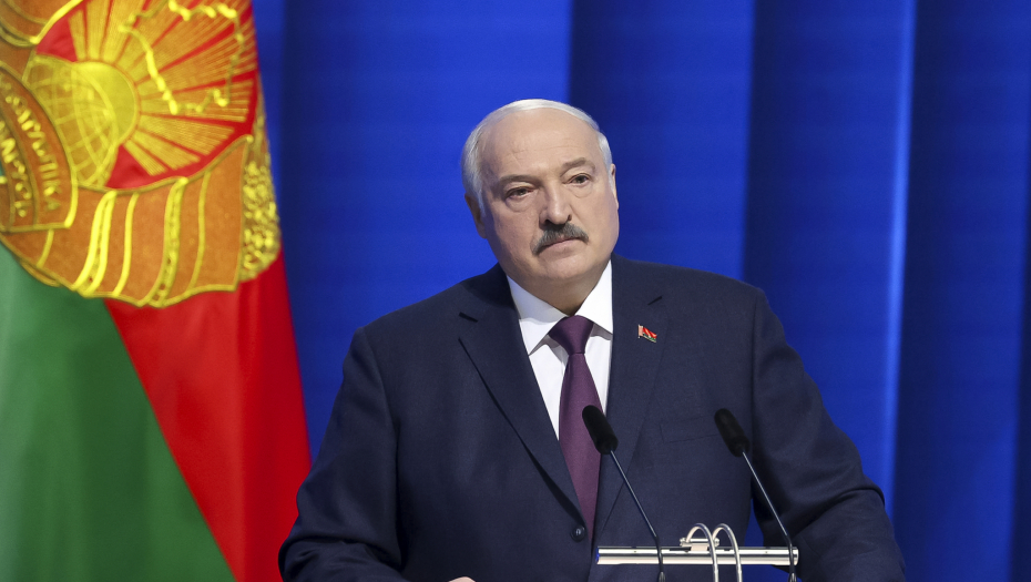 LUKAŠENKO DRŽAO REPLIKU ATOMSKE BOMBE Beloruski predsednik dobio neobičan poklon, ali se ubrzo razočarao (FOTO/VIDEO)
