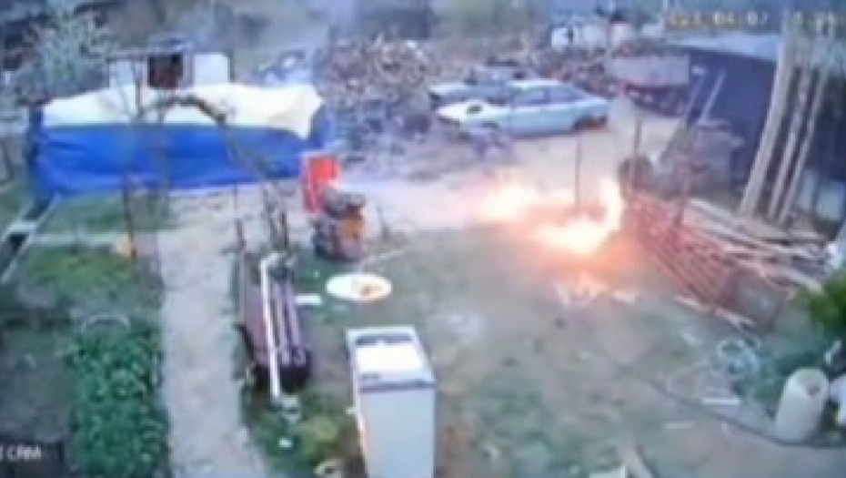 DRAMATIČAN VIDEO IZ PRIBOJA Eksplodirala plinska boca u radionici, u prisustvu vlasnika i radnika (VIDEO)