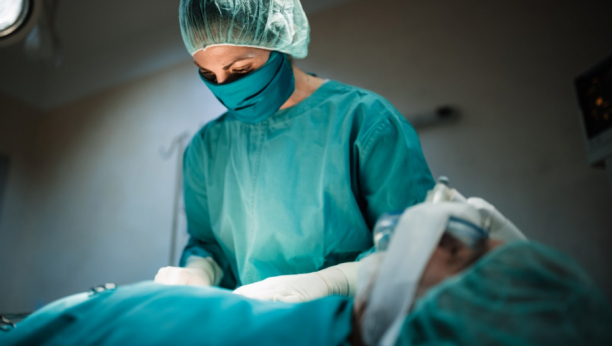OPERACIJA JE TRAJALA ČETIRI SATA Na Klinici za Kardiohirurgiju prvi put u Srbiji ugrađne dve srčane pumpe kod jednog pacijenta