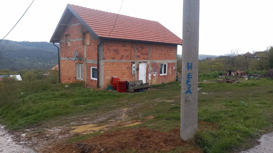 BRAĆU MONSTRUMA IZ RIPNJA PROTERALI IZ SELA Meštani o porodici Stojana Ilića (38), koji je oteo i brutalno ubio devojčicu od 16 godina