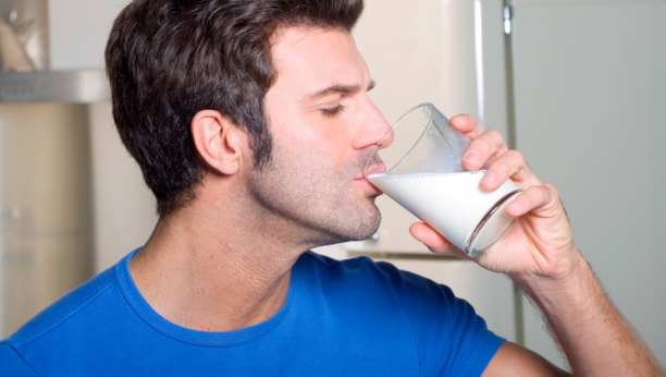 NAUČNICI 30 GODINA ISTRAŽIVALI Pesticidi iz mleka izazivaju Parkinsonovu bolest kod muškaraca