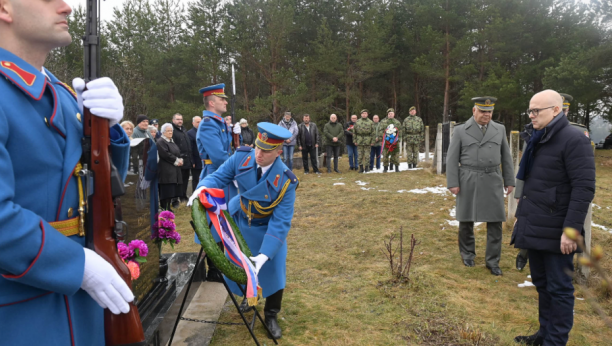 MINISTAR VUČEVIĆ POLOŽIO VENAC PALOM BORCU SA KOŠARA: Vodnik Ivan Vasojević posthumno je odlikovan Ordenom za zasluge