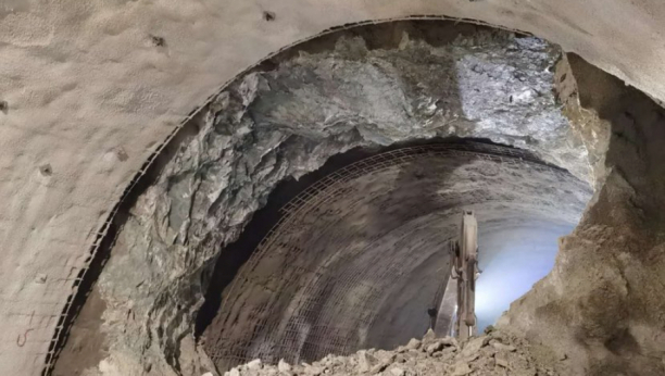 GORAN VESIĆ OBJAVIO USPEH SRPSKIH GRADITELJA: Probijena druga cev na tunelu Laz na auto-putu Miloš Veliki
