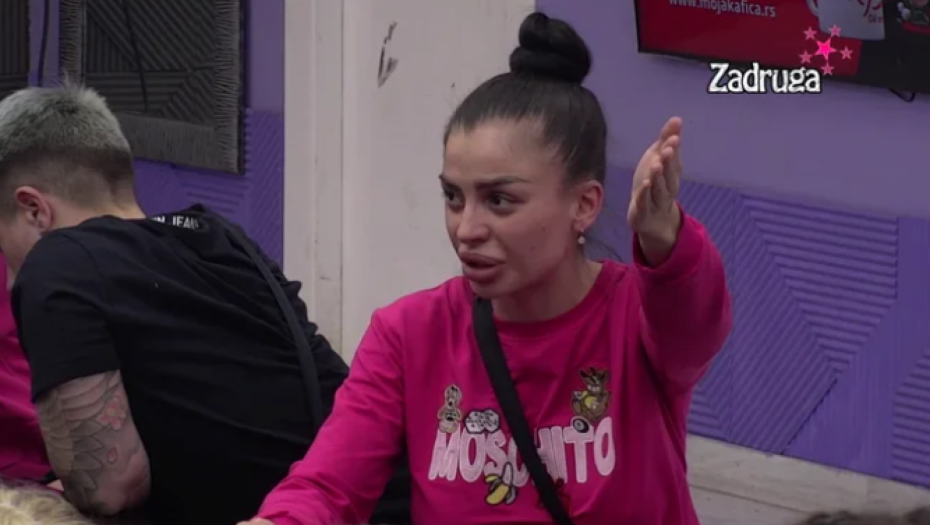 Sanja pokazuje Janjušu i Zoli grudi 