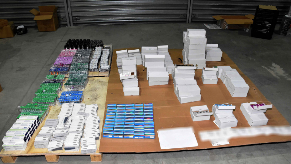 PRAVIO I PRODAVAO DOPING SREDSTVA! Uhapšen muškarac iz Kanjiže: Robu kurirskom službom slao kupcima! (FOTO)