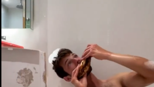 SLAVIO PORAZ OD NOVAKA Namučio Đokovića, pa završio u kadi sa lepoticom i šampanjcem (VIDEO)