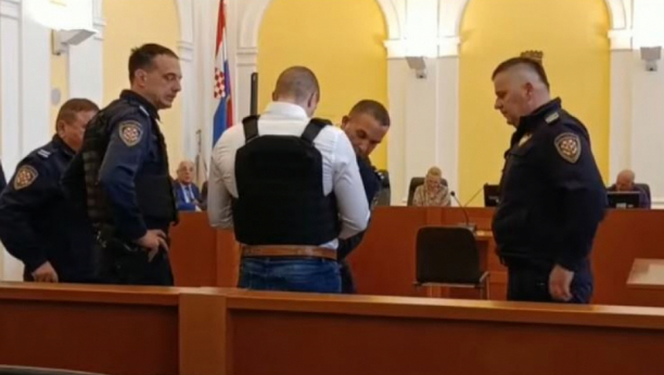 POČELO SUĐENJE ZA UBISTVO ŠKALJARCA NA PAGU: Plaćenik iz Kragujevca u panciru doveden u sud, pustili mu snimak ubistva, a on procedio samo dve reči!