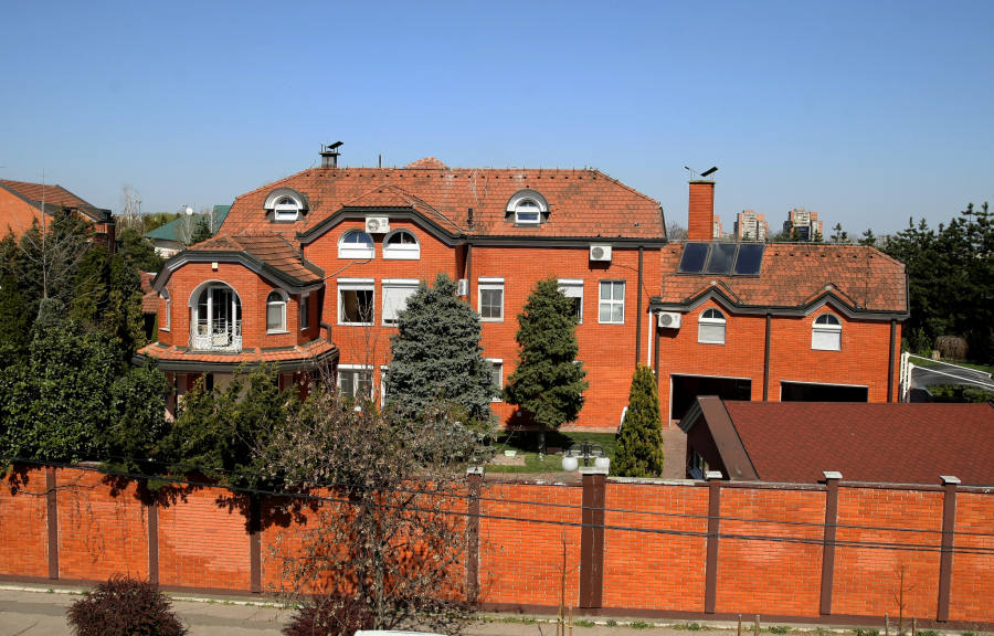 OVO JE ČITAVO BOGATSTVO LEPE BRENE I BOBE ŽIVOJINOVIĆA: Poseduju kuću pored Madone, a vila im vredi više od 2,5 miliona evra!