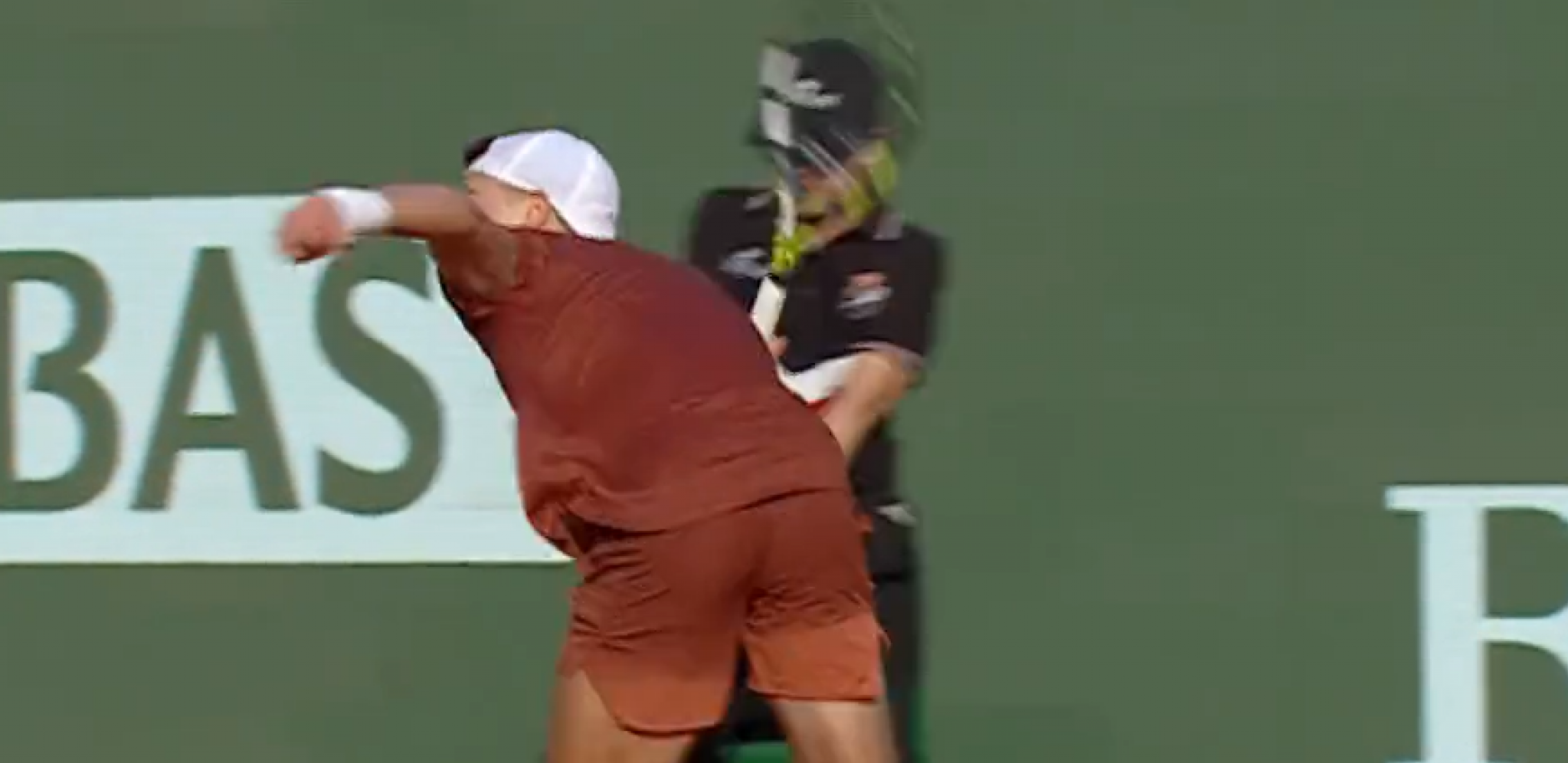 ŠTA BI BILO DA JE NOVAK OVO URADIO? Teniser udario sudiju, ona u suzama napustila teren (VIDEO)