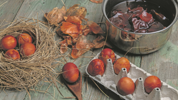 TRADICIJA ČUVA SVEŽINU Ovo morate znati, ako želite da vam jaja budu zdrava i sveža: Kuvajte ih u lukovini i mažite ih mašću!