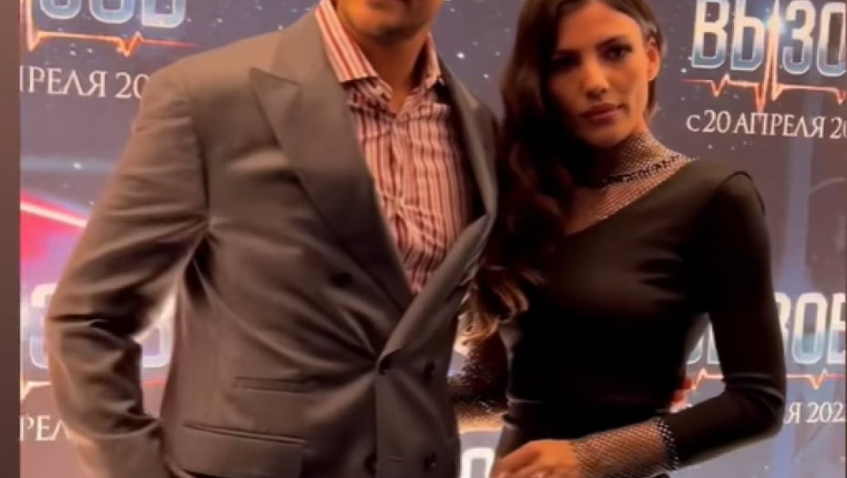 Miloš Biković sa devojkom na crvenom tepihu u Moskvi