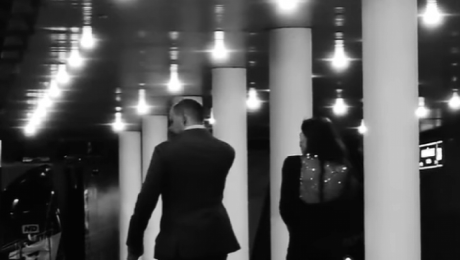 Miloš Biković sa devojkom na crvenom tepihu u Moskvi