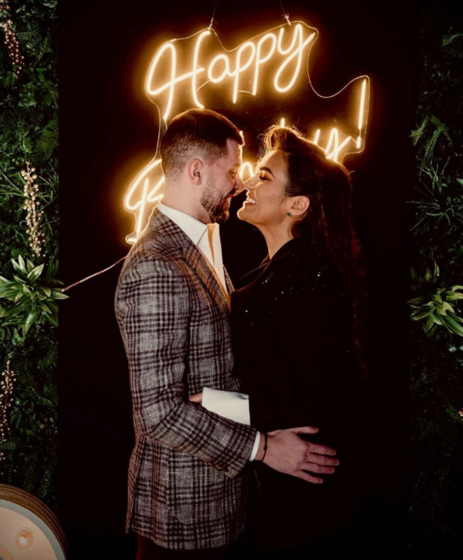 SAZNAJEMO! PEVAČICA I FUDBALER ZAKAZALI GALA SVADBU Venčanje od nekoliko desetina hiljada evra, a imaju još jedan razlog za slavlje!