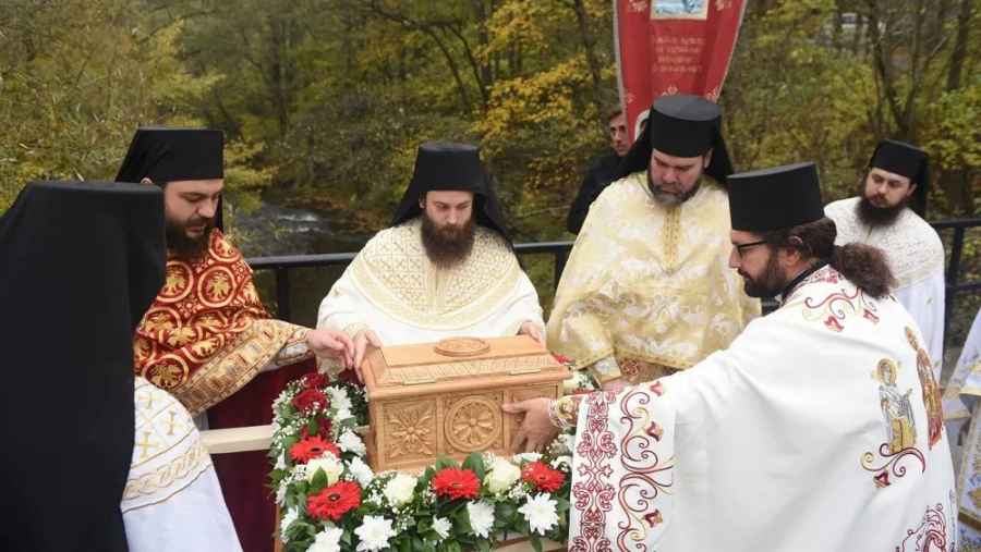 JEDINSTVENI IZVOR! Na Đurđevdan narod hrli u Manastir Gornjak: Lekovite suze Svetog Grigorija